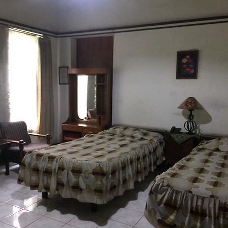 Splendid Inn Malang Kültér fotó
